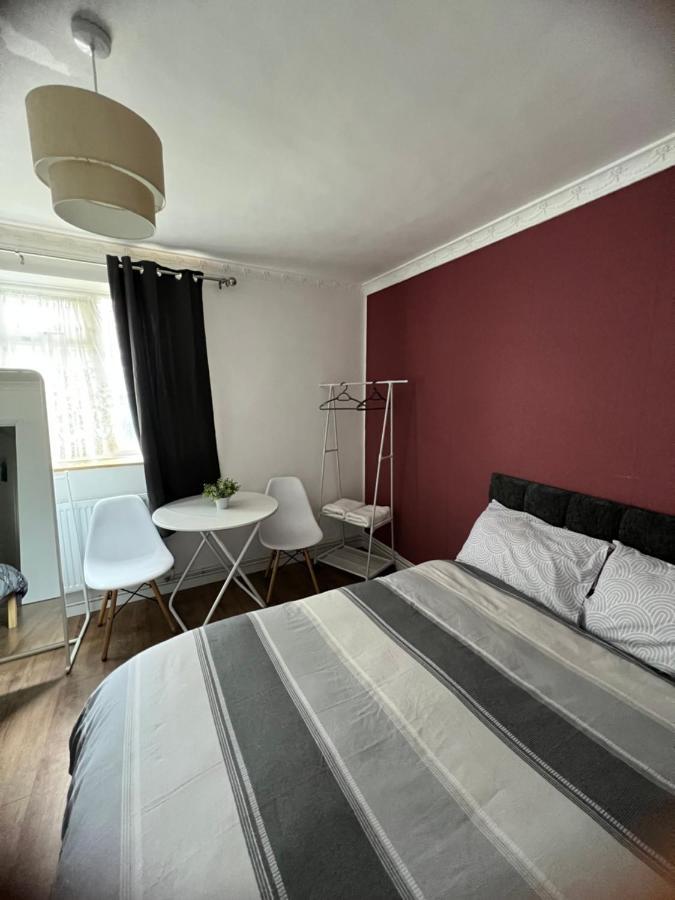 Large Room With Two Bed In Central Лондон Экстерьер фото